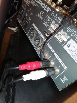Jak podłączyć wzmacniacz mikrofonowy Behinger 1204?