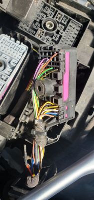 Gdzie znajdę schemat podłączenia skrzynki bezpieczników w Oplu Astra K 1.0?