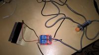 Układ z indukcyjnym czujnikiem zbliżeniowym i elektromagnesem trzymającym