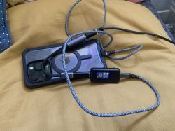 Telefon z kablami USB C i miernikiem w trakcie ładowania