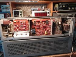 Wnętrze oscyloskopu OS-710 z widocznymi modułami elektronicznymi i płytkami PCB