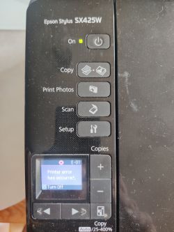 Panel sterowania drukarki Epson Stylus SX425W z błędem E-01 na ekranie