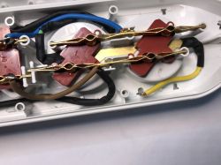 Widok wnętrza przedłużacza Brennenstuhl Estilo ESL 0202 z widocznymi przewodami i złączami.