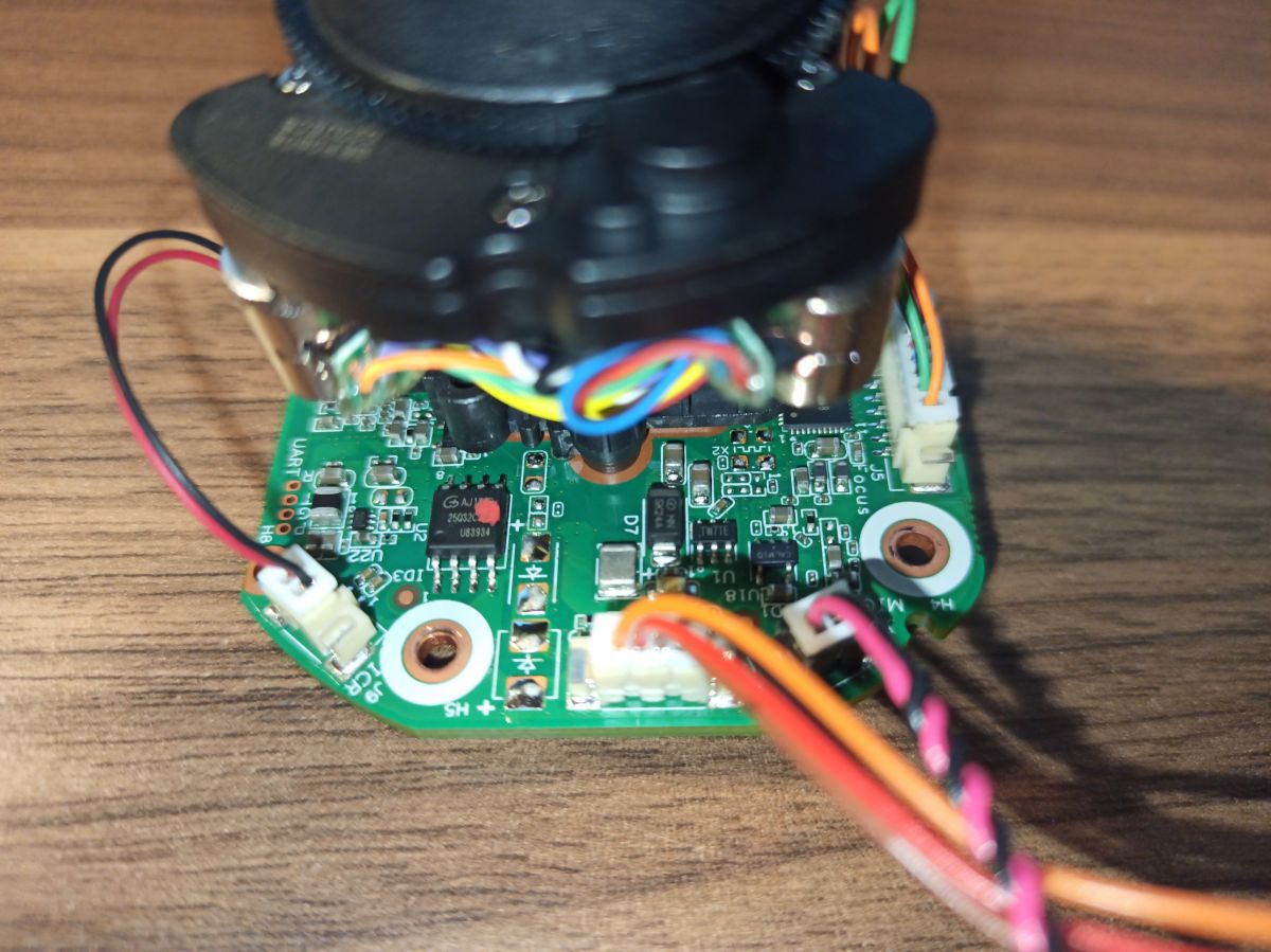 Reset kamery DAHUA HACHFW2241TZA2713 bez przycisku resetu i pinów do zwarcia