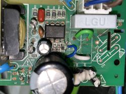 Nahaufnahme einer Leiterplatte mit elektronischen Bauteilen, Kondensatoren, Kabeln und der Aufschrift LGU.