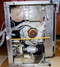 Zmywarka Whirpool ADG9536 - przerywa program, piszczy i miga 4 razy