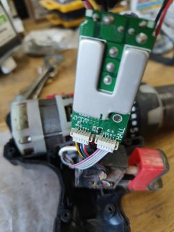 Płytka sterownika wkrętarki z przewodami i elektroniką.