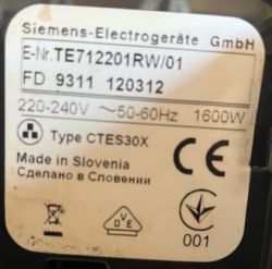 Tabliczka znamionowa ekspresu Siemens EQ7 z oznaczeniem modelu TE712201RW/01 i danymi technicznymi.