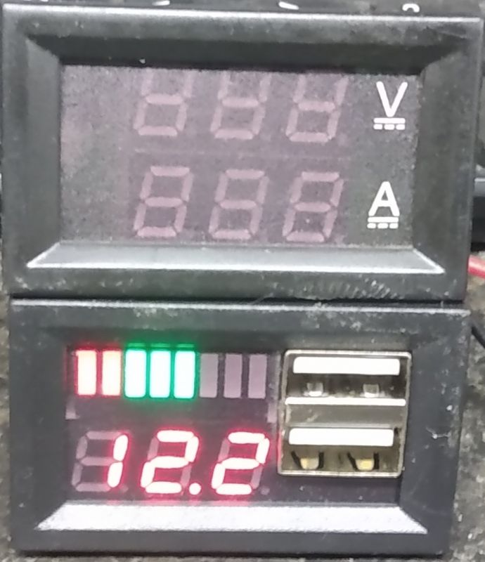 Samochodowy wskaźnik napięcia, ładowarka USB