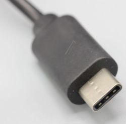 Czarny kabel z końcówką USB typu C na białym tle.