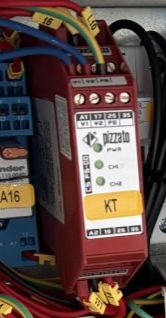 Czerwony przekaźnik bezpieczeństwa Pizzato z etykietą KT i przewodami