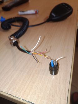 Podłączenie kabli do wtyczki radia CB Canva 318: masa, biały, nieznane 3, 4, 5, 6