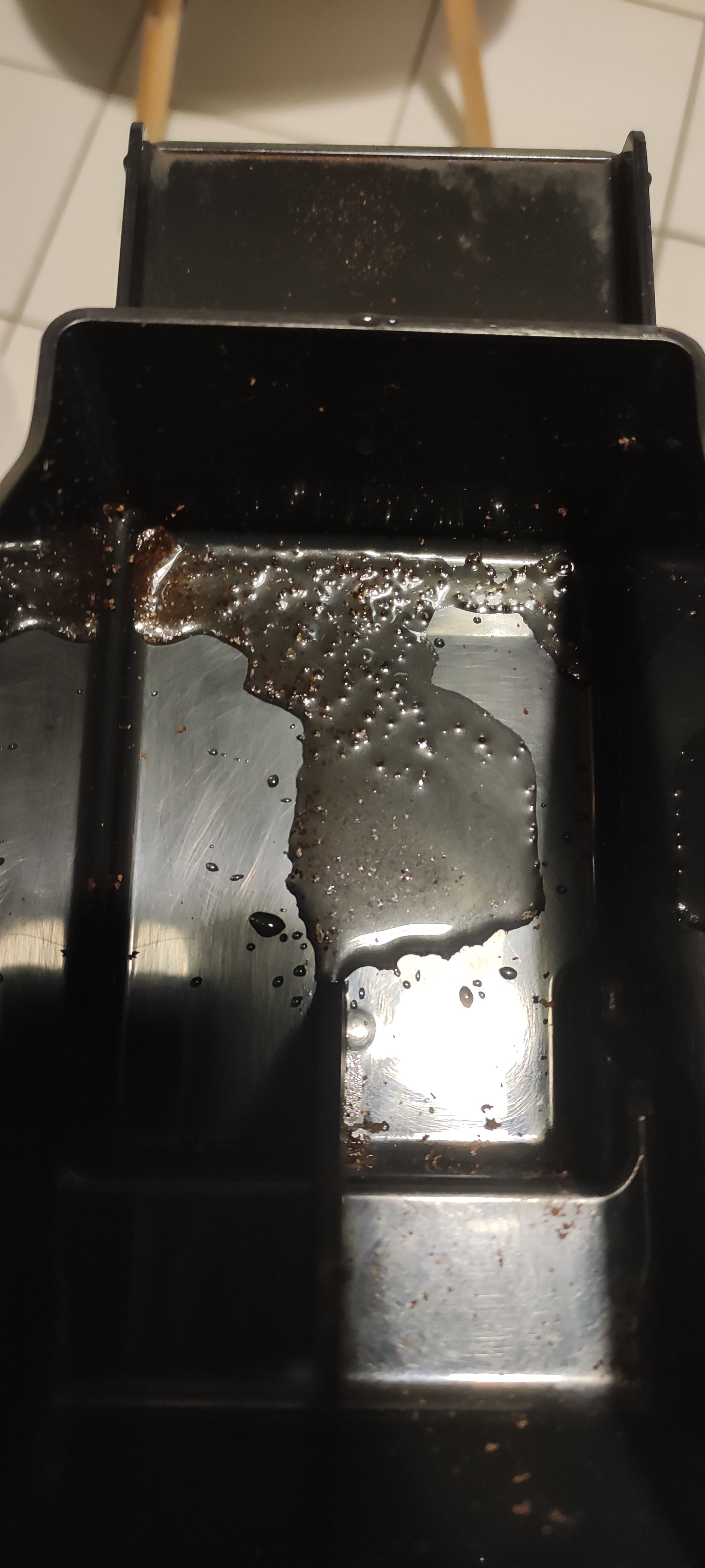 DeLonghi Dinamica ECAM 350.55.B woda w pojemniku na fusy