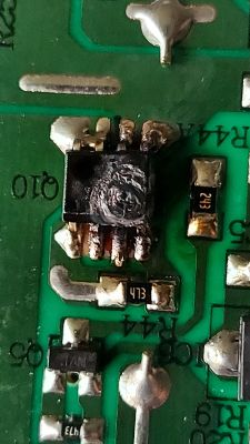 Uszkodzony układ Q10 na płytce PCB ładowarki Meec Tools 18 V