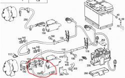 Mercedes W203 200D 2.2 - do czego podłączony główny plus poza skrzynką i rozrusznikiem?