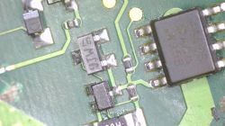 Zbliżenie układu z tranzystorem SOT-23 z oznaczeniem 9JW na płycie PCB