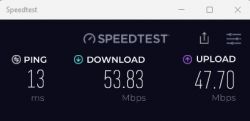 Wynik testu prędkości internetu z pingiem 13 ms, prędkością pobierania 53,83 Mbps i prędkością wysyłania 47,70 Mbps.
