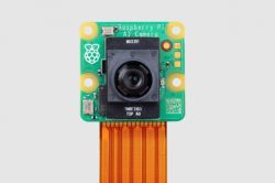 Nowa kamera AI Raspberry Pi z sensorami i obiektywem na białym tle.
