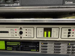 Panel urządzeń audio rack, wskaźniki poziomu LED i przełączniki MPX/SCA oraz lewy/prawy.