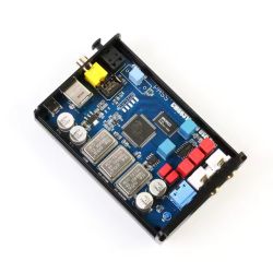 Wnętrze przetwornika DAC: niebieska płytka PCB z układami scalonymi, kondensatorami i złączami