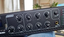 Panel przedni wzmacniacza audio z gałkami EQ, AUX, MIC, portem USB i wskaźnikiem LED