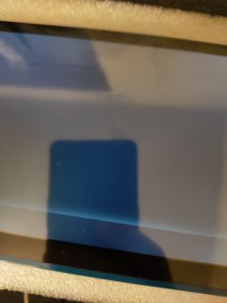 Zbliżenie na ekran dotykowy LCD Waveshare z odbiciem światła i lekkim poszarpaniem przy dolnej krawędzi.