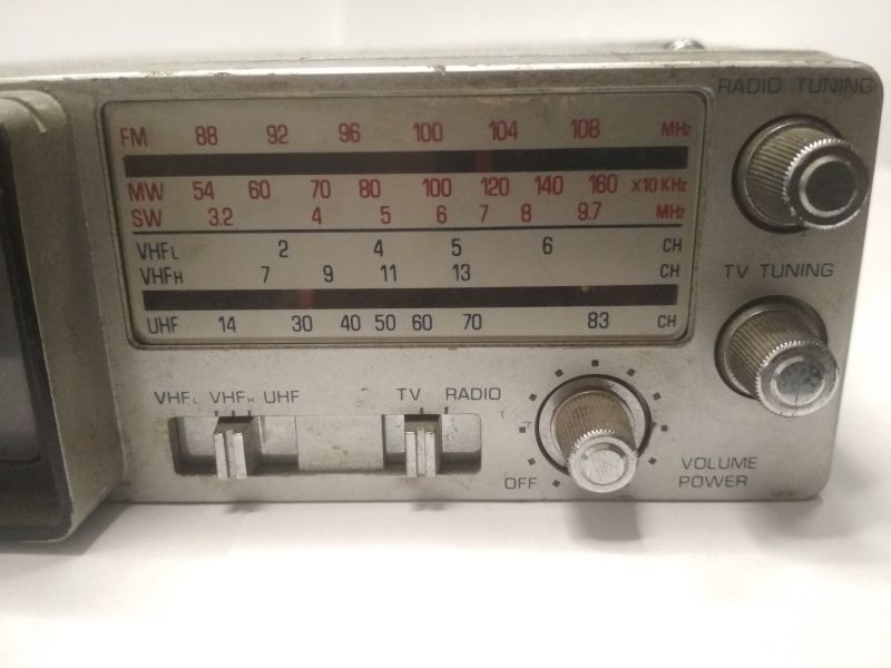 Panel przedni mini telewizora z radiem Broksonic CIRT-2097T z gałkami i skalą częstotliwości.