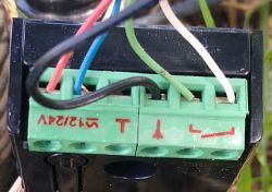 Widoczne złącze elektryczne z kolorowymi kablami: czerwonym, czarnym, niebieskim, zielonym i białym, podłączonymi do radioodbiornika.