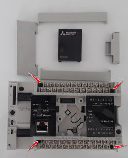 Wnętrze sterownika PLC MELSCEC iQ-F FX5U Wnętrze sterownika PLC MELSCEC iQ-F FX5U