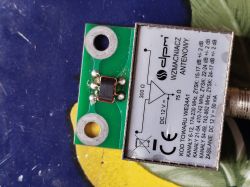 Wzmacniacz antenowy z oznaczeniami technicznymi na obudowie.