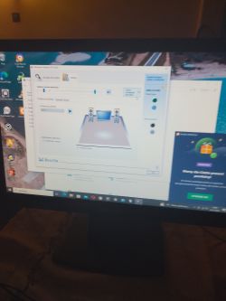 Monitor komputera ukazujący panel sterowania dźwiękiem Realtek.