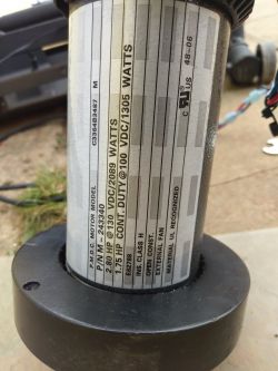 Bieżnia wyzwala bezpiecznik przy uruchomieniu.