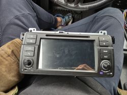 - Podłączenie subuffera w chińskim radiu Android