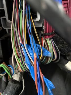 Wiązka kabli z rezystorem i niebieską taśmą izolacyjną.