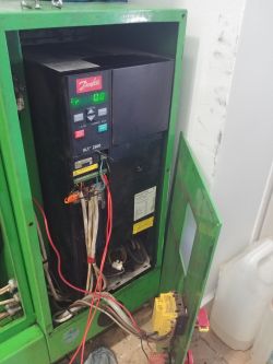 Danfoss VLT 2800: Ustawienie start/stop przy 7-9bar z czujnikiem 4-20mA