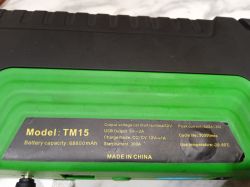 Czy mogę ładować powerbank rozruchowy ładowarką z laptopa 12V?