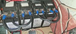Jak poprawnie połączyć 4x AGM 12V 100Ah do instalacji solarnej 24V i ile kontrolerów?