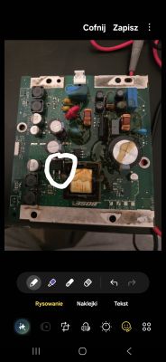 Płytka elektroniki z logo BOSE, z białym kółkiem zaznaczającym element w lewym dolnym obszarze