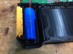 Widok na wnętrze modułu LCD z baterią YY18650 o pojemności 2600mAh.