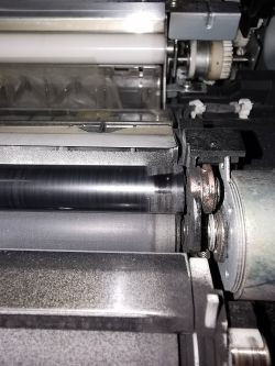 Konica 282: Błąd C2557, drukowanie czarnych stron mimo wymiany części, utwardzony toner