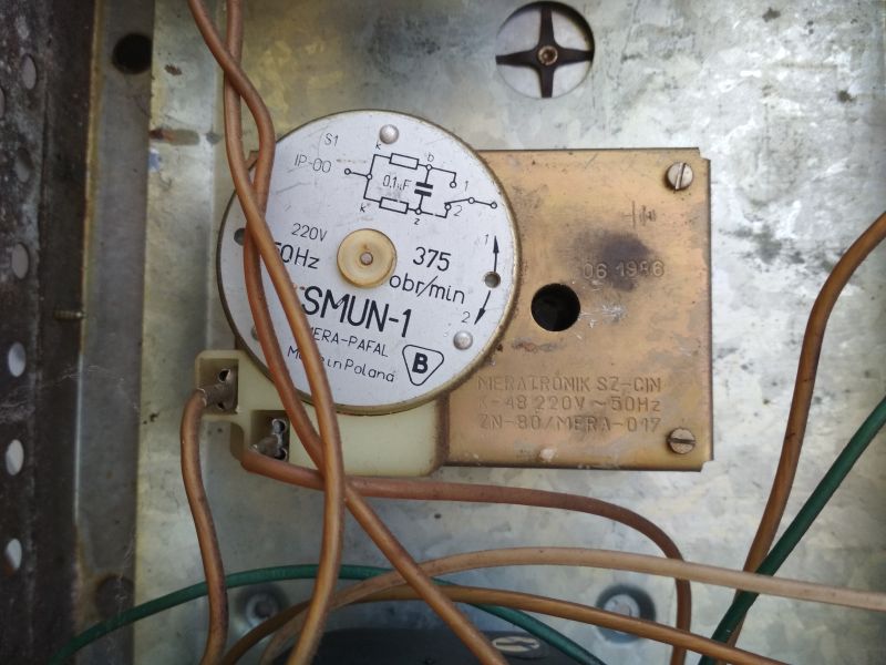 Silnik SSMUN-1 firmy MERA-PAFAL zamontowany wewnątrz obudowy urządzenia kuchennego, widoczne przewody elektryczne.