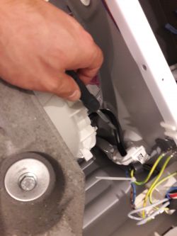 Beko WMY81243PLPTLMB1 - The washing machine pours water through the drawer / tra