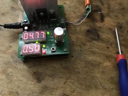 Elektroniczny moduł pomiarowy na drewnianym stole z wyświetlaczem LED.