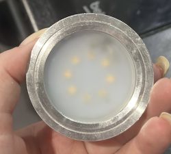 Żarówka LED GU10 Bellight w aluminiowej oprawie Zbliżenie na żarówkę LED Bellight GU10 w aluminiowej oprawie trzymaną w dłoni