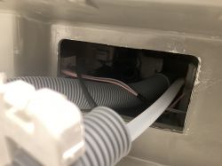 Schlauch mit Elektrokabeln in einem Gerät.