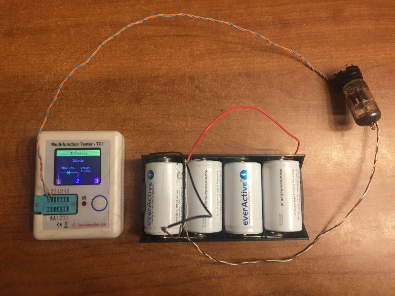 Tester TC1 z żarówką elektronową podłączoną do baterii.