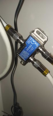 Splittery 3DSS2 firmy TELESTE z podłączonymi kablami koncentrycznymi