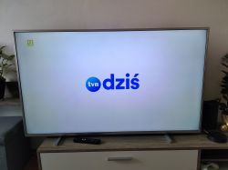 Telewizor Philips 58PUS7855 z wyświetlonym logo tvn dziś.