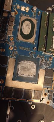 Zbliżenie na procesor i GPU laptopa HP z nałożoną pastą termoprzewodzącą