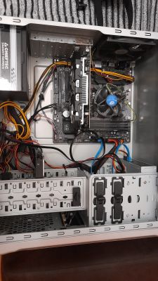 Jak uporządkować kable w starszej obudowie bez otworów na przewody?